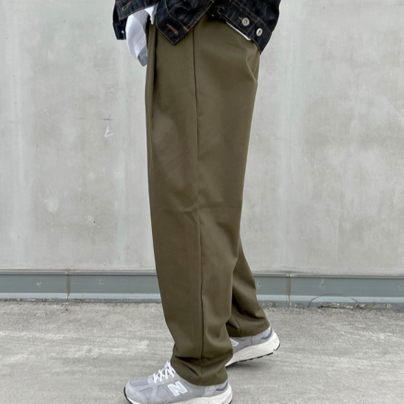 Khaki slacks, Korean street fashion.