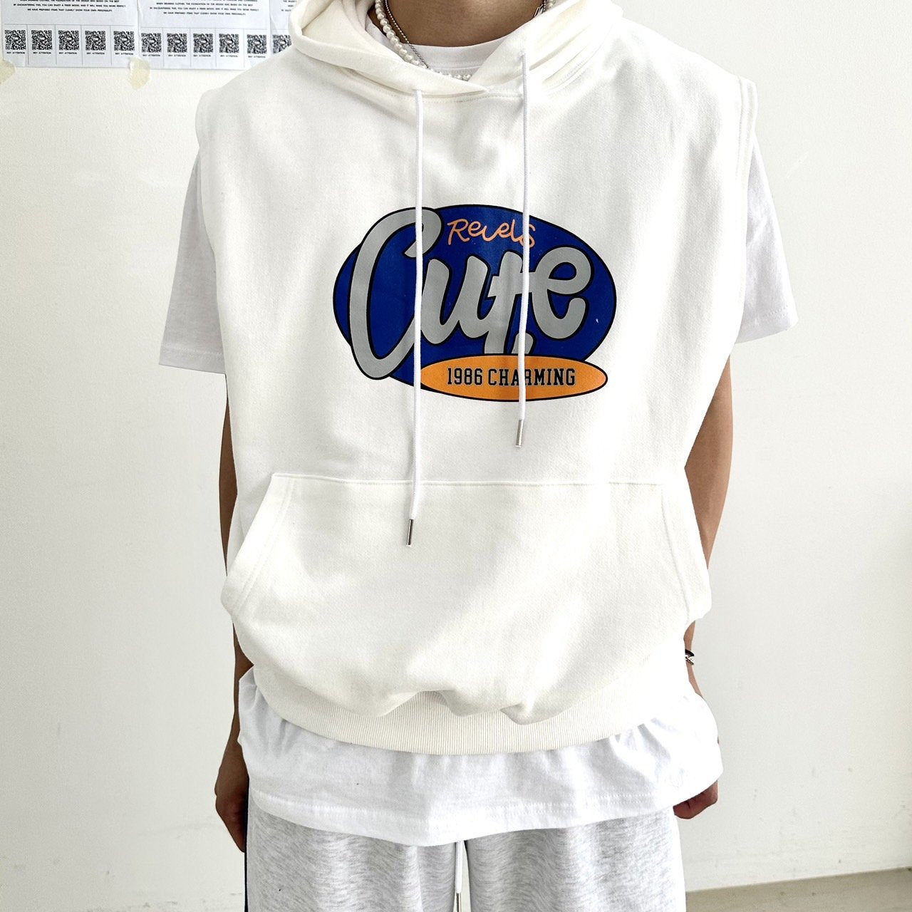 White Korean street fashion sleeveless hoodie with English lettering. 