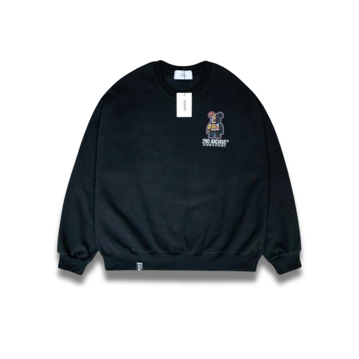 ライトグレーのスウェットを着たモデルの全身コーデ写真