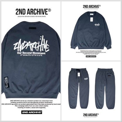 シンプルな前面ロゴが特徴的なライトグレースウェットの着用例