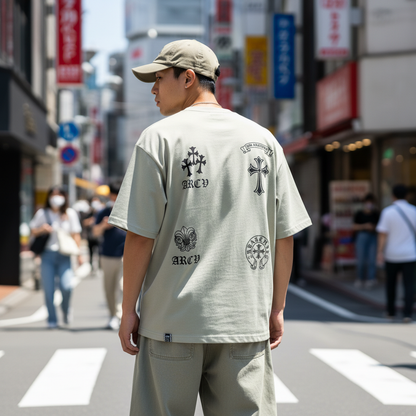 2ND ARCHIVE ゴシッククロスTシャツ ライフスタイル バック ライトカーキ / 2ND ARCHIVE Gothic Cross Oversized Tee - Back Lifestyle Light Khaki