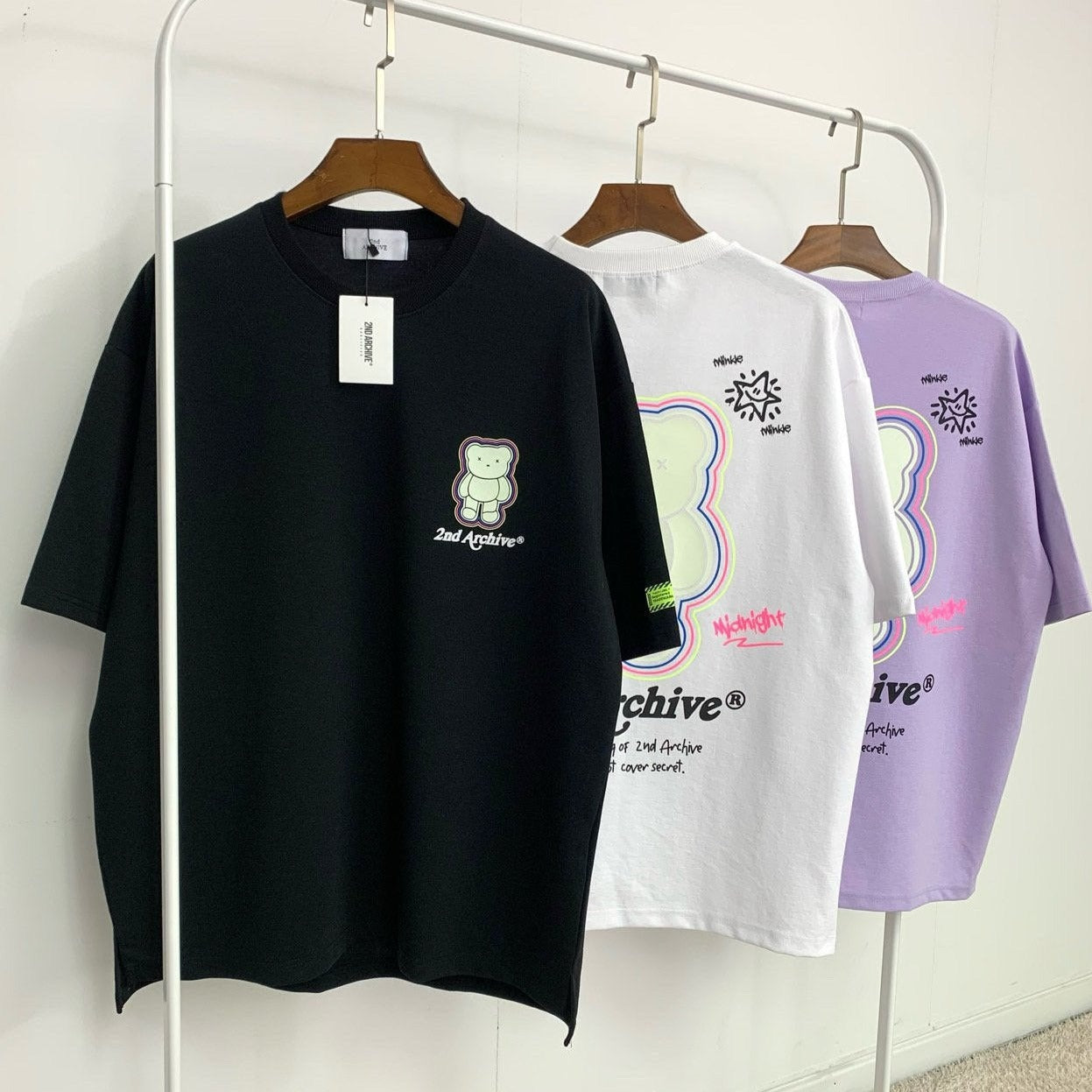 2nd Archiveの韓国光るクマグラフィックTシャツ。