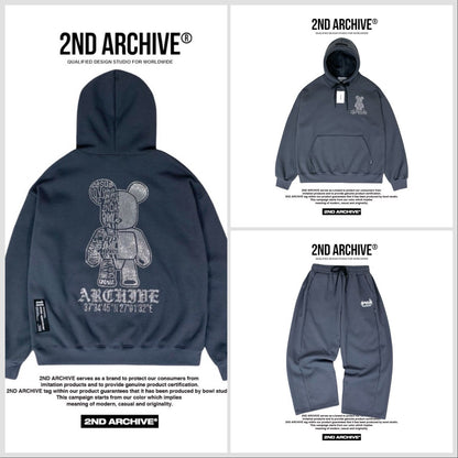 フード付きパーカーをモデルがリラックスして着こなした写真