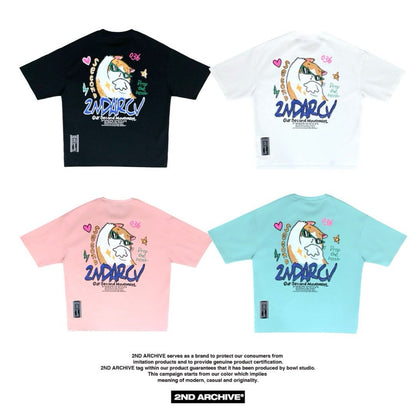 Y2KスタイルのDJキャットが映えるカラフルなバックプリントT