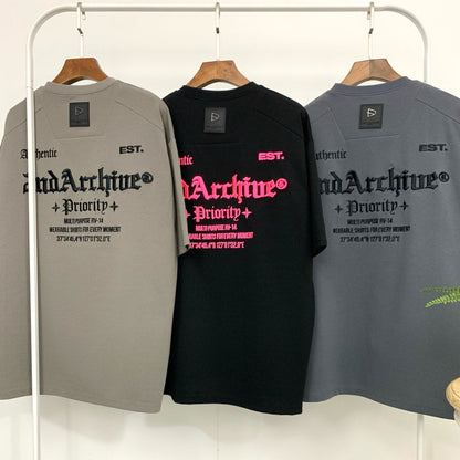 大胆なバックプリントが魅力のユニセックスTシャツ