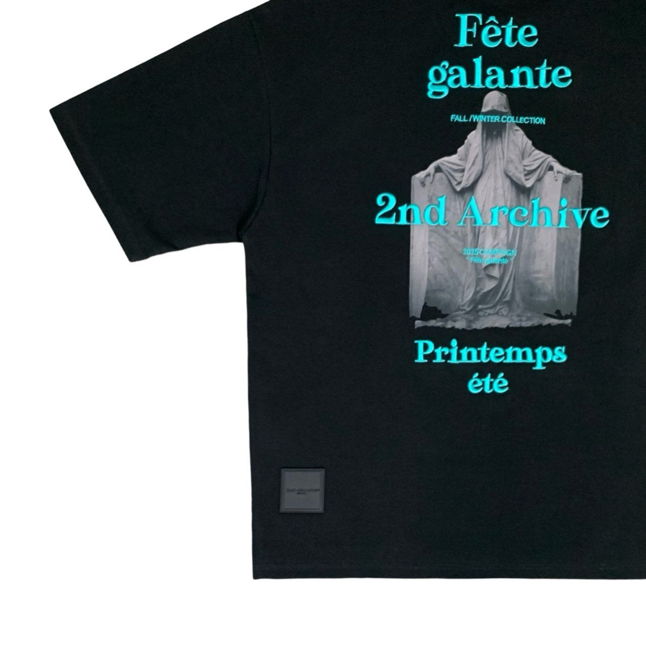 グレーTシャツの袖と裾部分を写した素材アップ