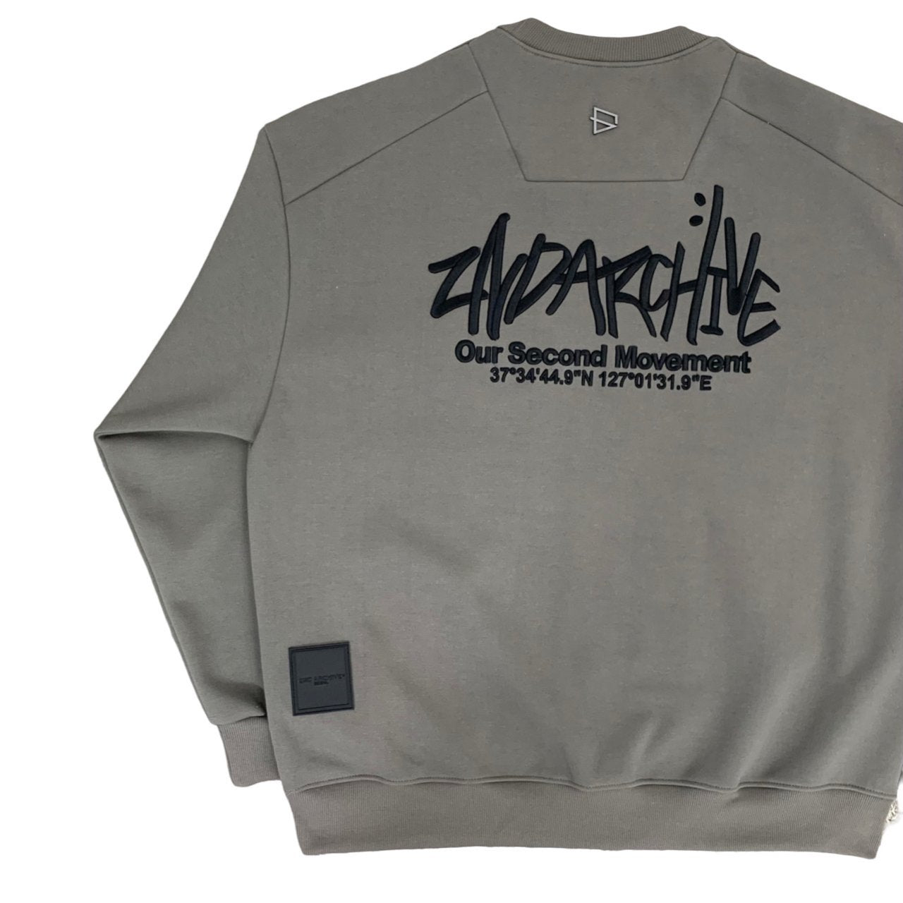 Modern long sleeve sweater with 2nd Archive brand logo