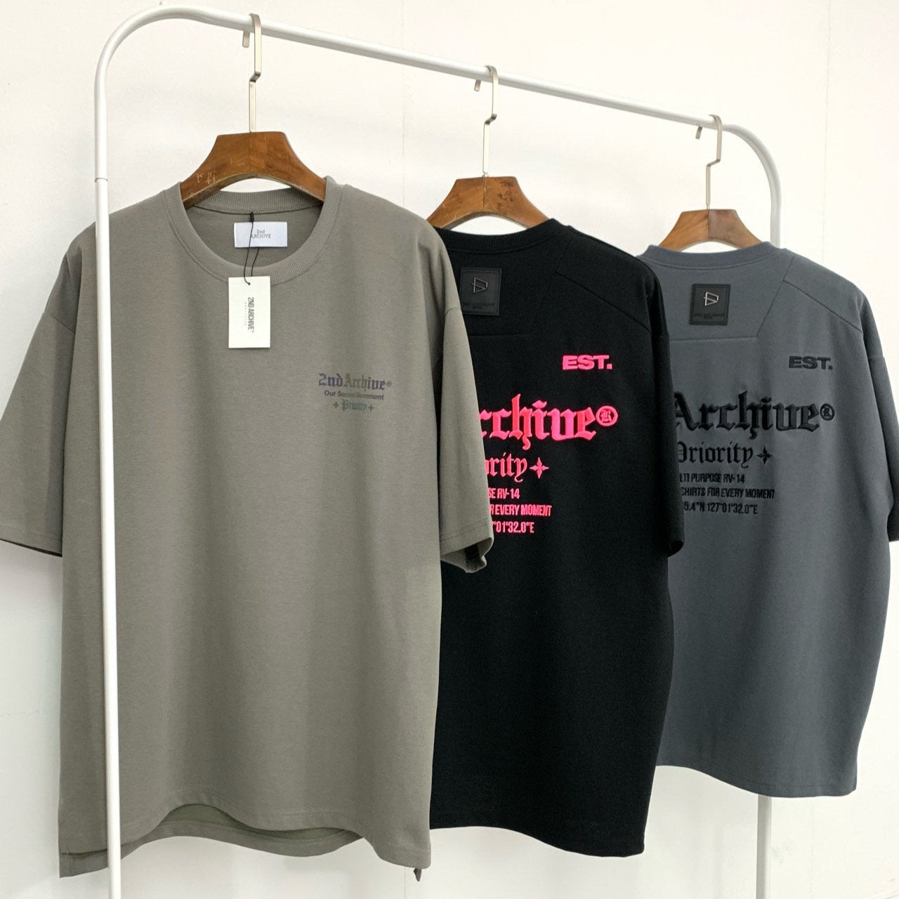 ストリートコーデに合わせやすい立体ロゴ入りトップス