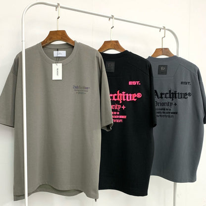 ストリートコーデに合わせやすい立体ロゴ入りトップス