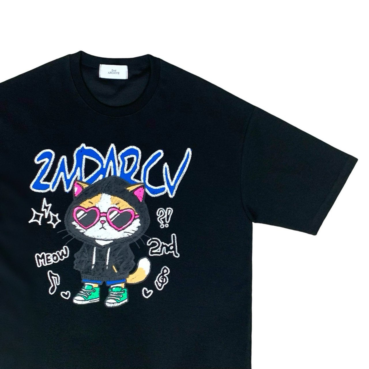 胸元プリントとTシャツ生地の質感がわかる高解像度ショット