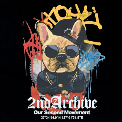 グレーTシャツを横から撮影した自然な着用シーン