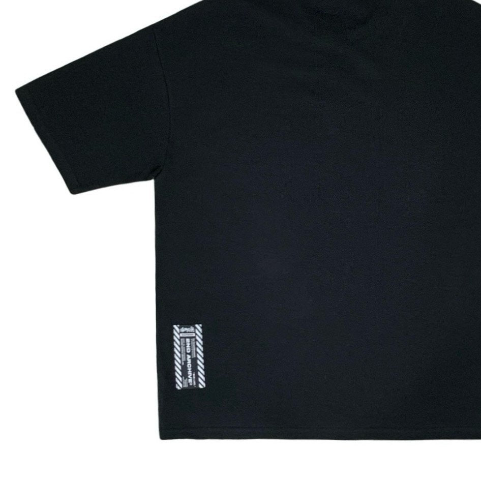 グレーTシャツを横から撮影した自然な着用シーン