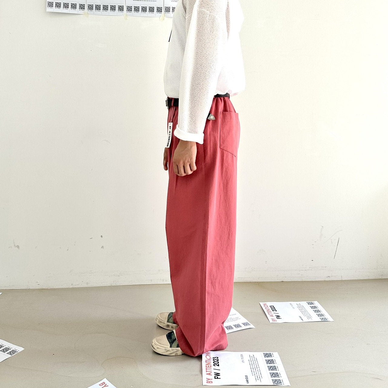 Salmon-colored Korean street slacks, oversized look.