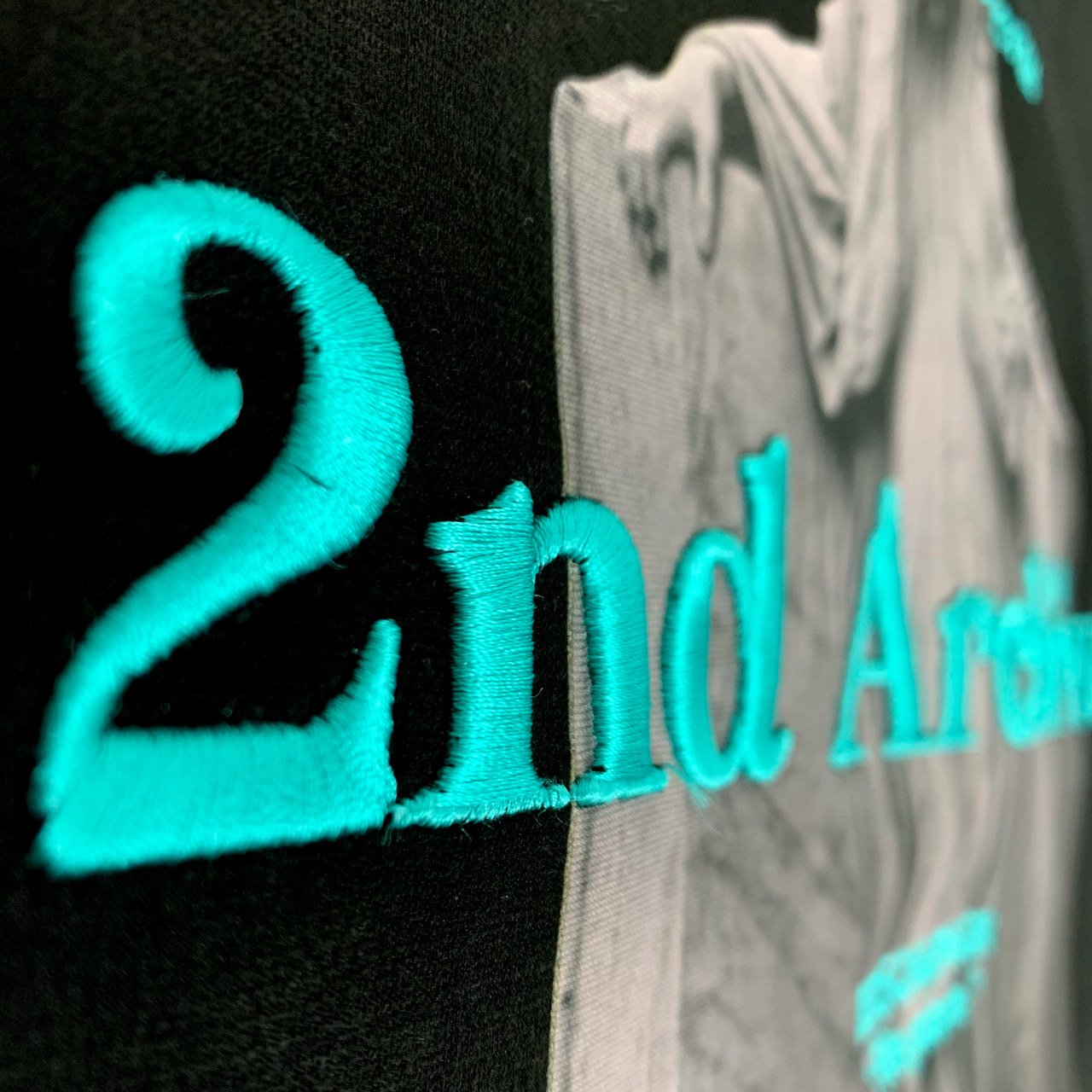 ブラック生地と刺繍の陰影が際立つ前面スタイル写真