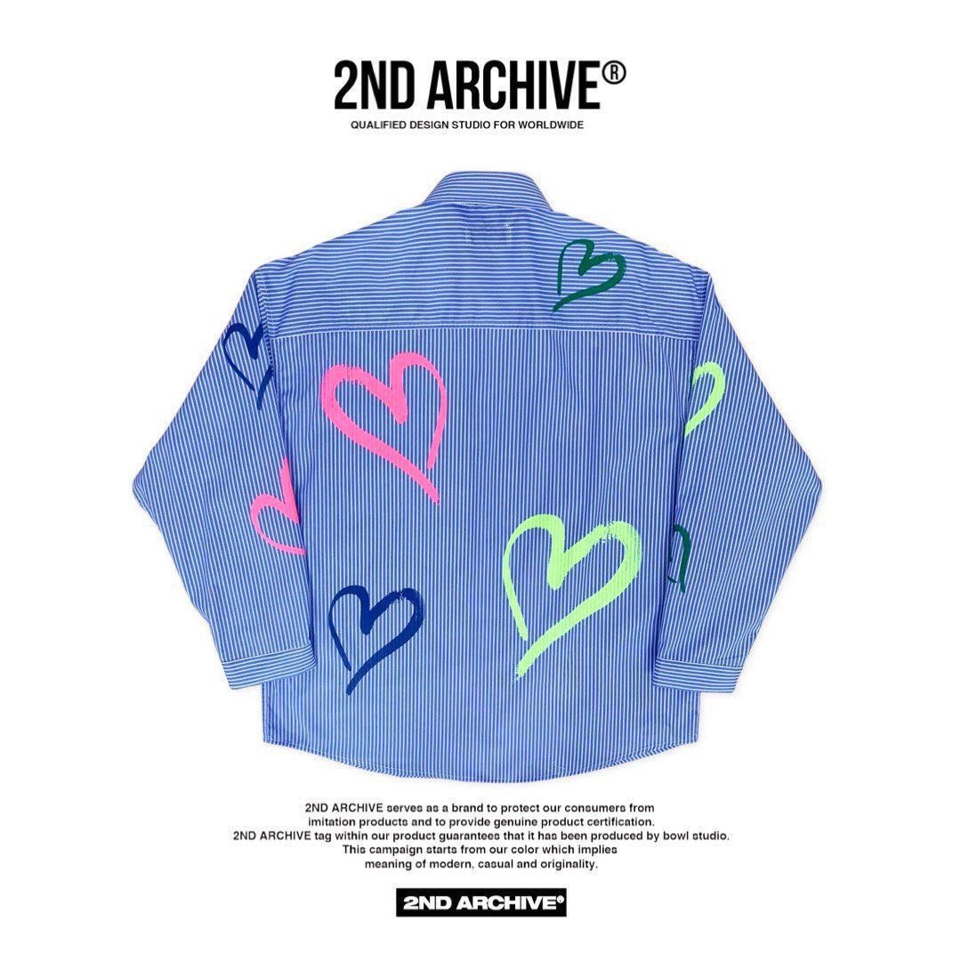 Back view of Korean street fashion collared shirt with heart graphics. 