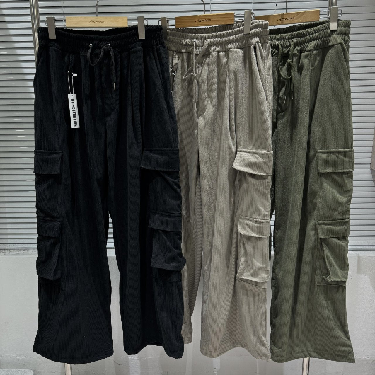 These Korean street fashion cargo pants boast a distinctive oversized fit and a captivating black, gray, and brown color combination.