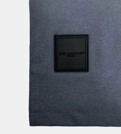 ホワイトカラーの刺繍デザインが映える正面ショット