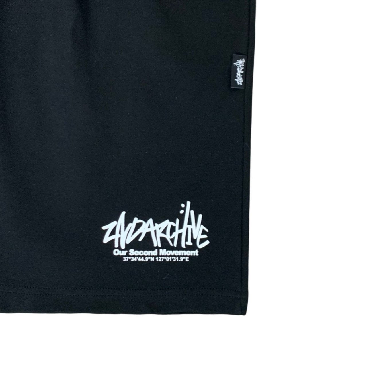 ミントカラーがアクセントになる韓国系コーデ向けパンツ