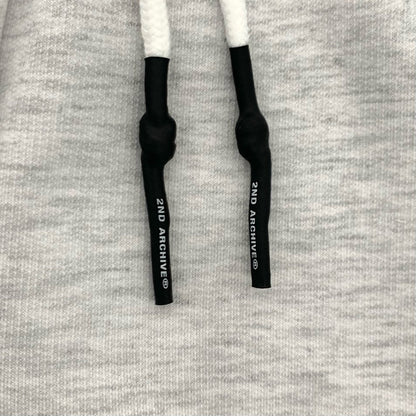 トレンドのくすみカラーで魅せるカジュアルスタイル