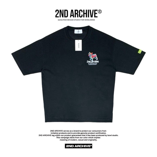 ストリート系にぴったりな黒T、ポップな犬グラフィックが個性を引き立てる