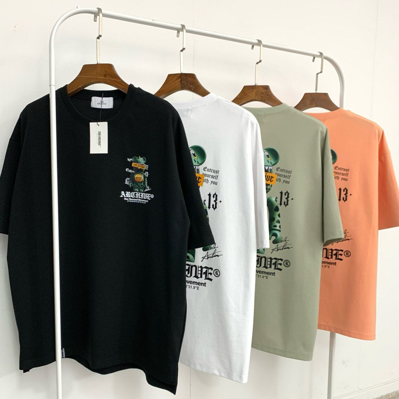 黒・白・オレンジ・グレーベージュの4色展開