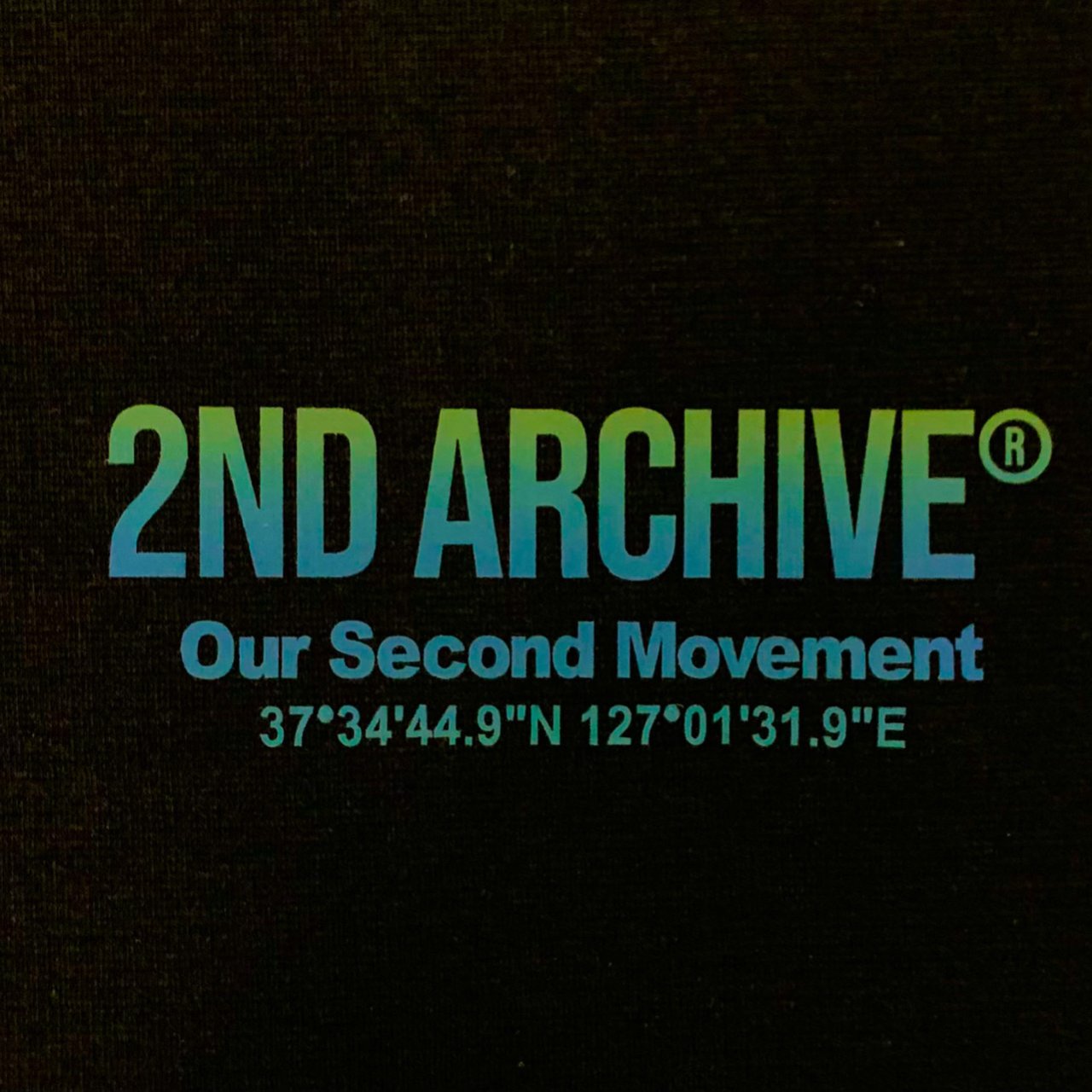 韓国メンズファッションに人気の立体ロゴTシャツ