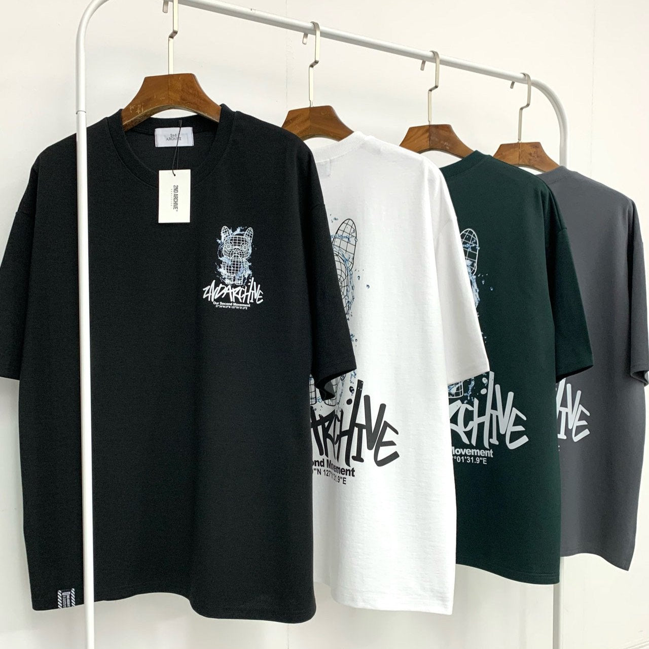 クールなモノトーンデザインの韓国ストリート系Tシャツ