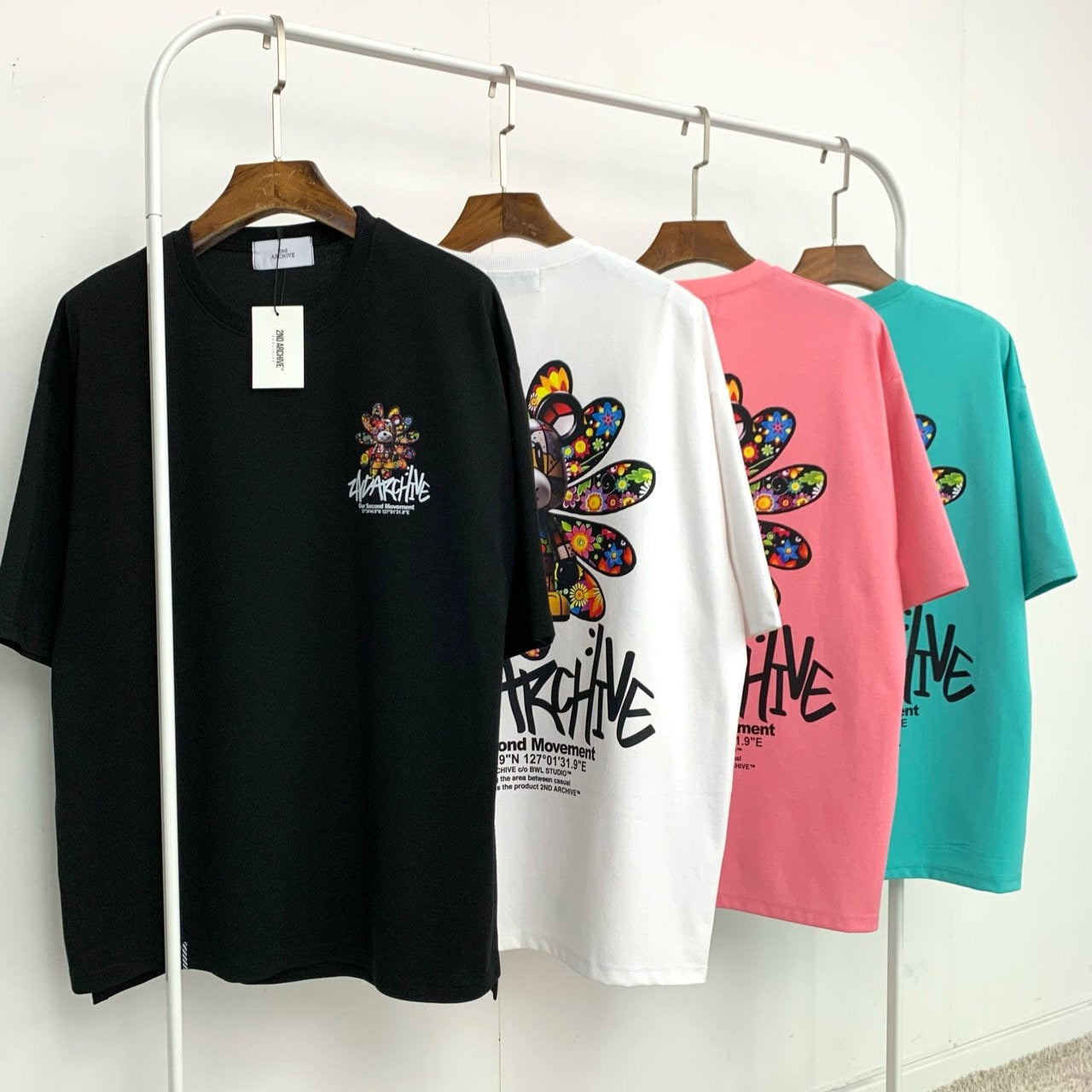 ペアルックやカップルコーデにもぴったりの目立ち系Tシャツ