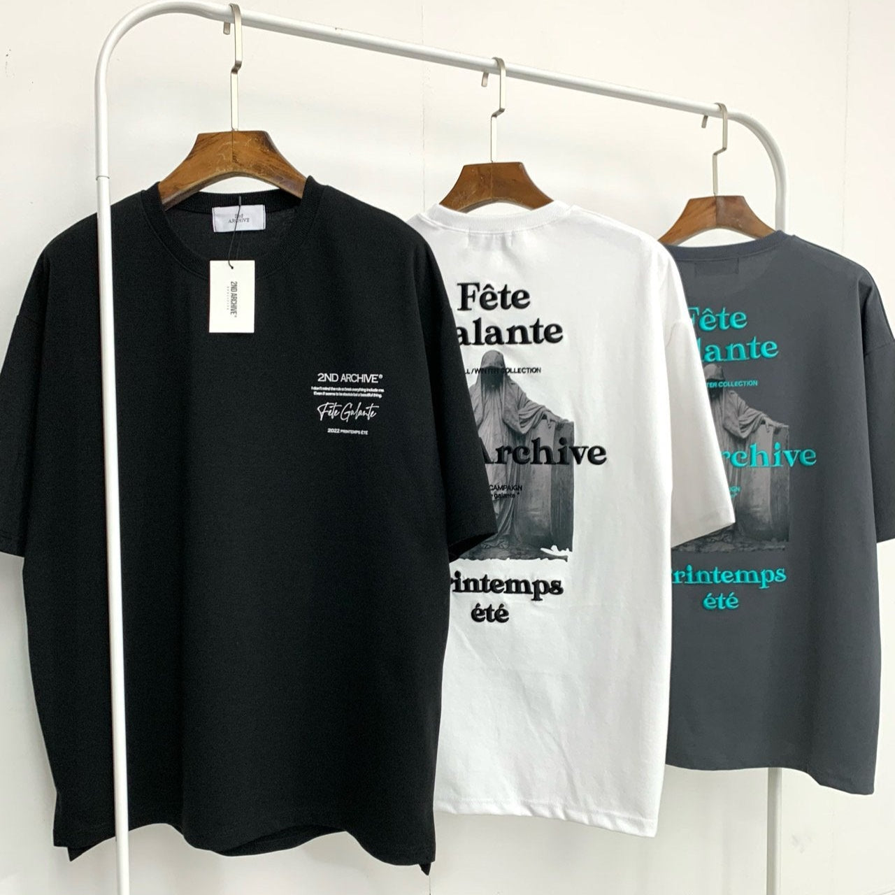 カジュアルストリートコーデに合わせたTシャツの全身スタイル