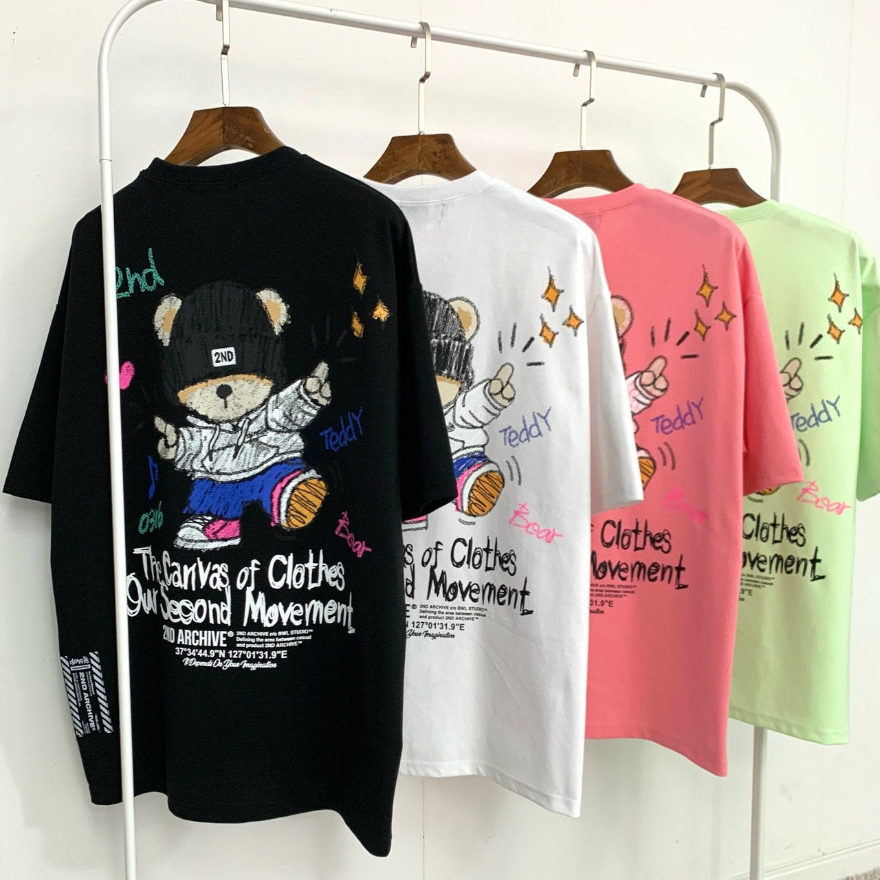 ニット帽とサングラスのクマがアイコニックなTシャツ