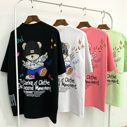ニット帽とサングラスのクマがアイコニックなTシャツ