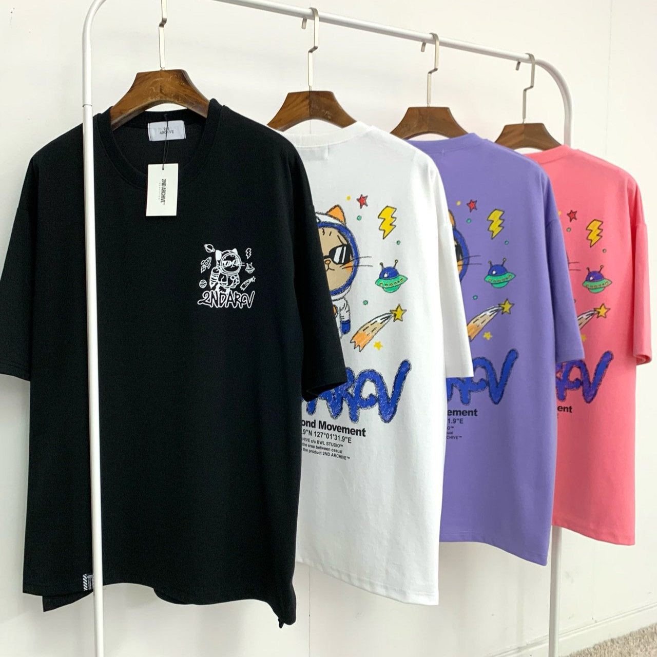 おしゃれでユーモラスなロケット猫デザインTシャツ