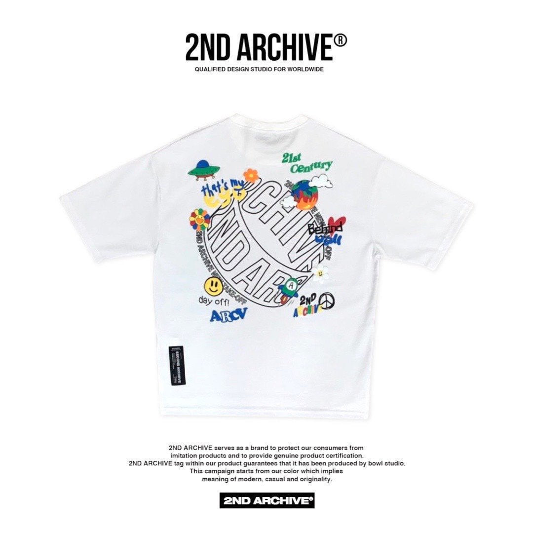 クールな2nd Archiveロゴと3DフォームデザインTシャツ。