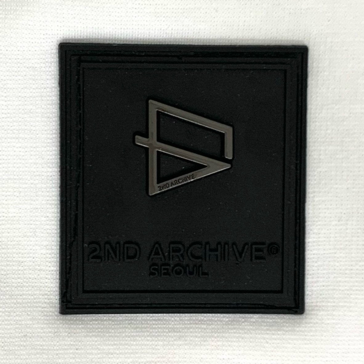 ストリート系コーデに最適な刺繍バックプリントTシャツ