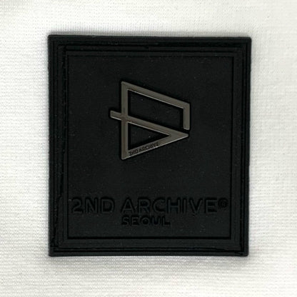 ストリート系コーデに最適な刺繍バックプリントTシャツ