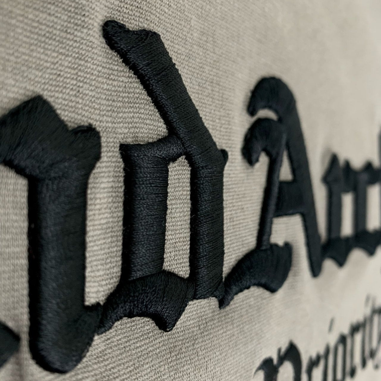 個性的な3D刺繍が印象的な韓国デザインTシャツ