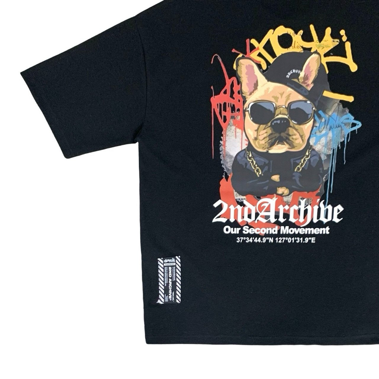 ブラック生地とグラフィックのコントラストが映える前面写真