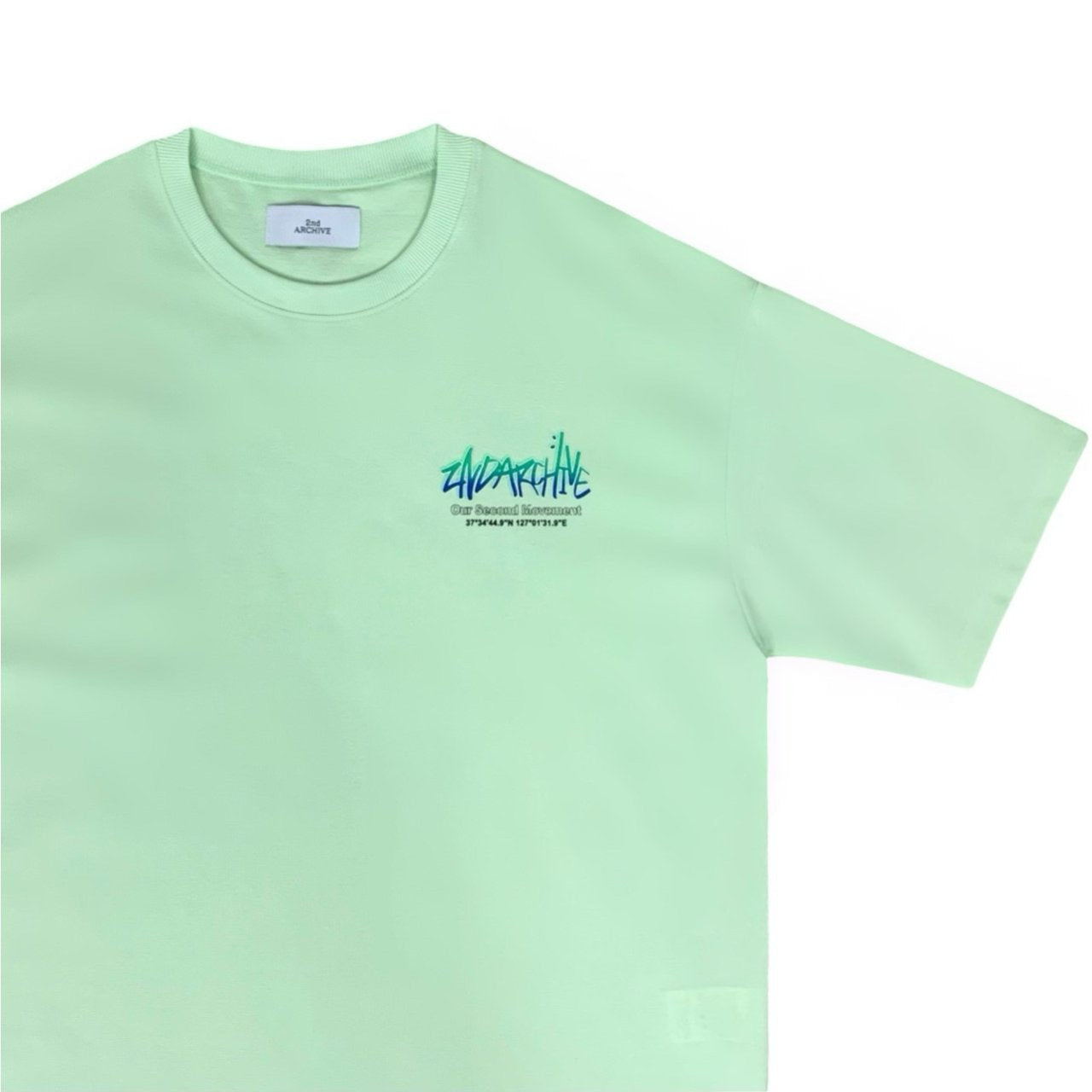 夜でも映えるネオングラフィックプリントTシャツ