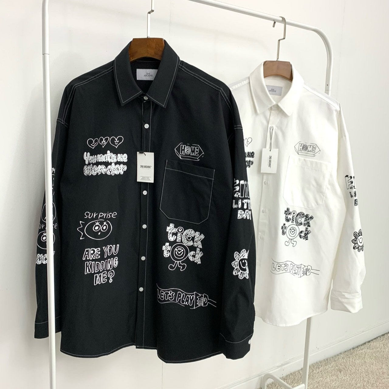 ストリート系デザインのユニセックスシャツ、ブラックとホワイトの2カラー展開