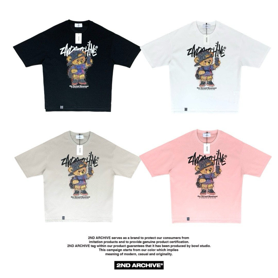 ストリートスタイルに映える手描き風テディベアのプリントTシャツ