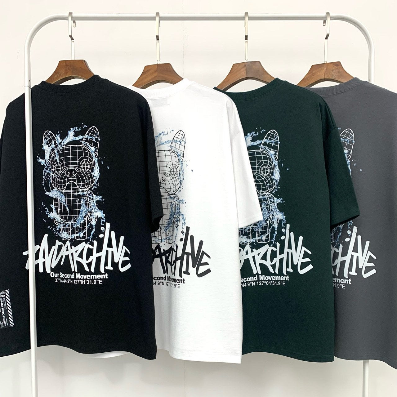 個性派必見、近未来ブルドッグアートが主役のTシャツ