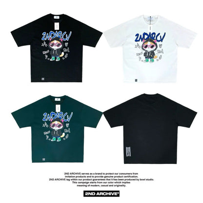 モデルが自然に着用したチルキャットTシャツの正面スタイル