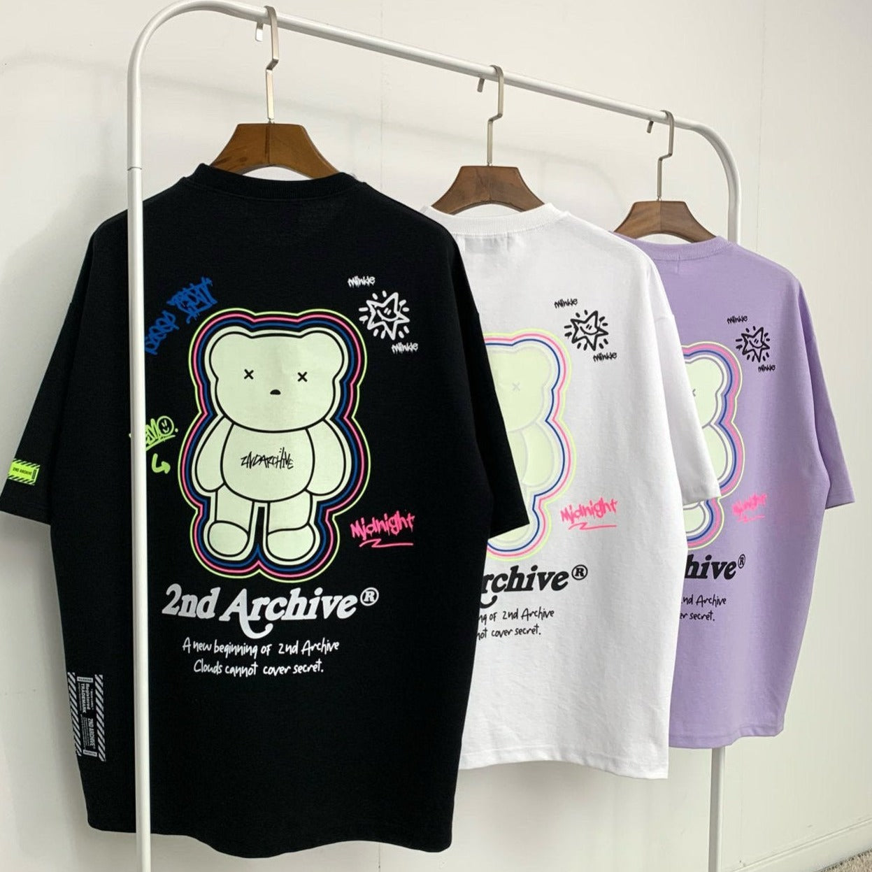 ストリートファッションの光るクマTシャツ。