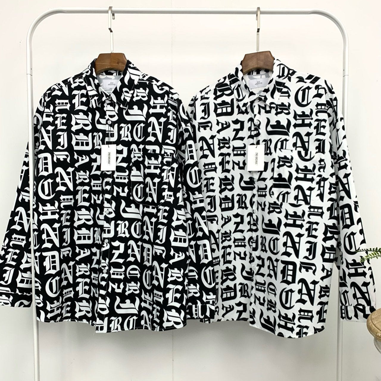 原宿系にも人気の総柄ロゴシャツ